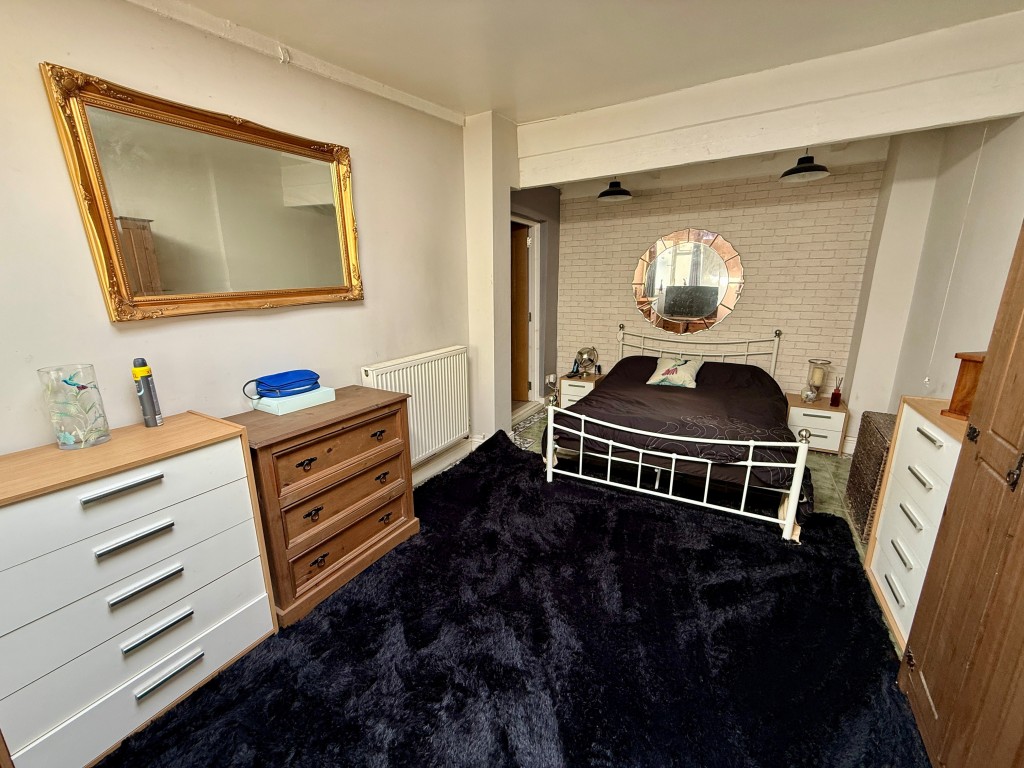 Lot: 80 - EQUESTRIAN FACILITY - INDOOR MANÈGE, STABLES, PADDOCKS AND ACCOMMODATION - Flat three - Bedroom